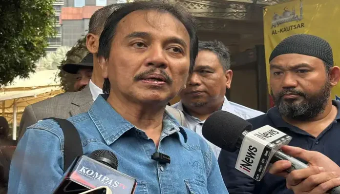 Mantan Menteri Pemuda dan Olahraga, Roy Suryo, di Polda Metro Jaya, Kamis (15/5/2025).(KOMPAS.com/BAHARUDIN AL FARISI)