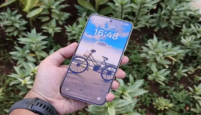 Oppo Reno 14 Pro 5G yang punya layar AMOLED 6,83 inci.(Kompas.com/BILL CLINTEN)