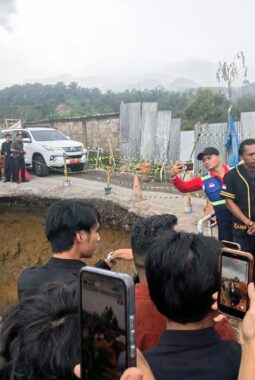 Kapolres Binjai Sertai Gubsu, Plt Bupati Langkat, Forkopimda Sekaligus Bersinergi Pulihkan Jalan Akses Langkat – Karo