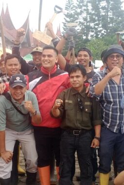 Dari Koto Sani untuk Arosuka, Trio Karno Vivo Gerakkan Ratusan Warga Bersihkan Sisa Galodo