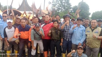Dari Koto Sani untuk Arosuka, Trio Karno Vivo Gerakkan Ratusan Warga Bersihkan Sisa Galodo