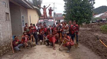 Pengabdian Tiada Henti, MPC Pemuda Pancasila Kabupaten Solok Sumbang Tenaga Bersihkan Galodo Arosuka