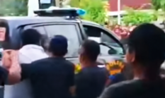 GEGER! Warga Geruduk Sekolah, Oknum Guru Diduga Kirim Pesan Tak Senonoh kepada Murid Diamankan Polisi