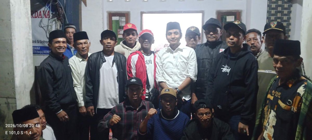 Foto Salman Nusantara bersama masyarakat berfoto selepas syukuran.