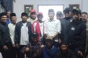 Foto Salman Nusantara bersama masyarakat berfoto selepas syukuran.