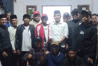 Foto Salman Nusantara bersama masyarakat berfoto selepas syukuran.