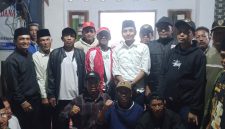 Foto Salman Nusantara bersama masyarakat berfoto selepas syukuran.