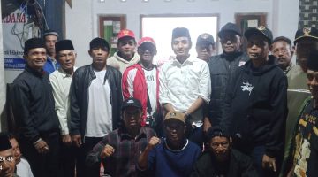 Foto Salman Nusantara bersama masyarakat berfoto selepas syukuran.