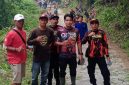 Foto Wali Nagari Pakan Rabaa Timur terpilih berfoto bersama peserta gotong royong