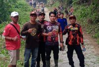 Foto Wali Nagari Pakan Rabaa Timur terpilih berfoto bersama peserta gotong royong