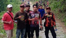 Foto Wali Nagari Pakan Rabaa Timur terpilih berfoto bersama peserta gotong royong