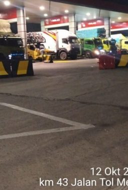 Diduga Ada Praktik “Helikopter” BBM Bersubsidi di SPBU Rest Area KM 43 Tol Jakarta-Merak, Antrean Truk Mengular Hingga Bahu Jalan