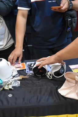Razia Narkoba di Kayumalue  Polisi Sita, Uang Palsu, dan Dua Brankas Kosong Bertuliskan ‘BOS 10K’