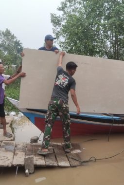 Wujudkan Impian Warga Memiliki Rumah Layak, Prajurit Kodim 0314/Inhil dan Masyarakat Bahu-Membahu Bangun RTLH di TMMD ke-130
