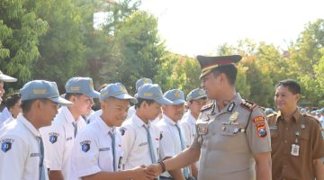 Pimpin Apel di SMA Negeri 1 Sampang, Kapolres AKBP Anang Hardiyanto Tekankan Anti Bullying Hingga Sosialisasikan Slogan Polisi Bersama Masyarakat