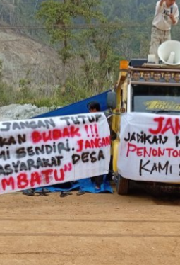 Warga Siumbatu Segel Kantor PT Oti Eya/PT Tri Nusantara, Tuntut Keterlibatan Kontraktor Lokal