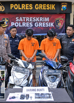 Kurang Dari 2 Jam,Polisi Tangkap 2 Terduga Curanmor Digresik 4 Motor Korban Di Kembalikan.