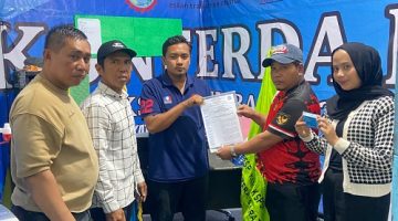 Ketua PC FSP KEP SPSI Kabupaten Solok dan Ketua PD Sumbar Serahkan SK PUK Lembah Gumanti kepada Akmaldi