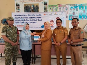Camat didampingi Plt Ka Puskesmas Sumaja makmur berikan bantuan gizi 